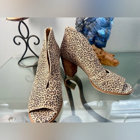 Lucky Brand Joal Leopard Print Leather Stacked Chunky Heel Peep Toe Shooties 7.5 - Picture 1 of 13